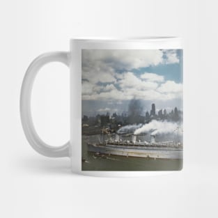 US troops arriving in New York on the Queen Mary, June 1945 (C048/1632) Mug